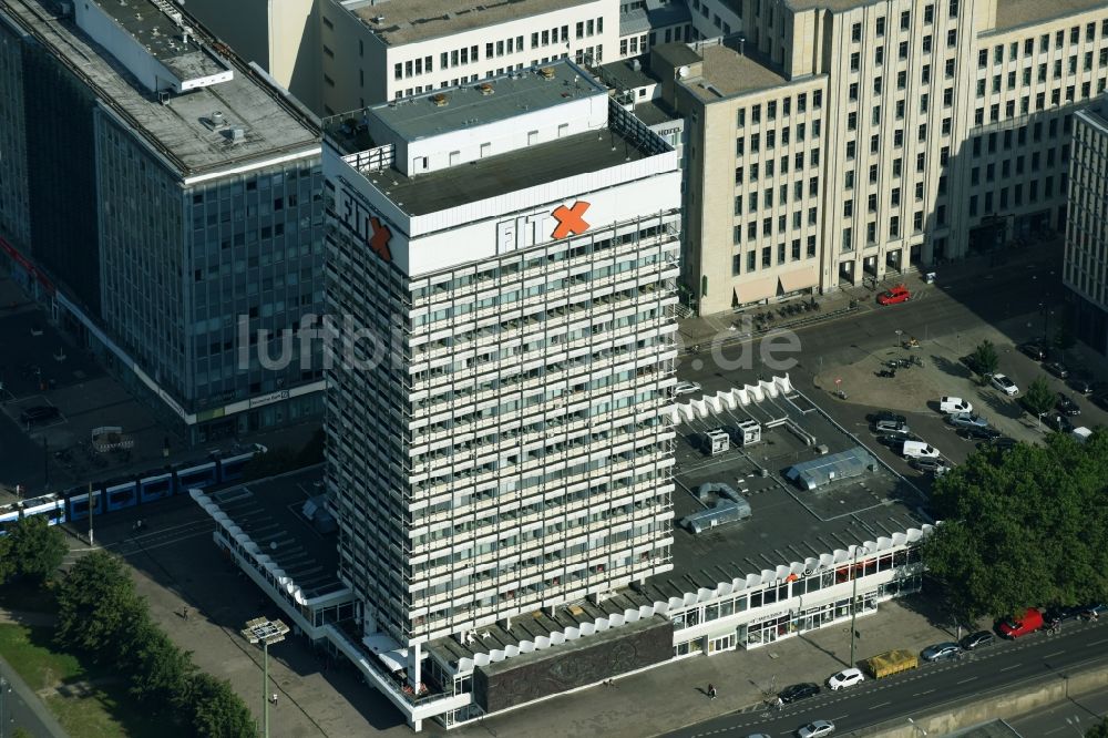 Luftbild Berlin - Bürogebäude des Geschäftshauses Haus des Reisens an der Alexanderstraße im Ortsteil Mitte in Berlin, Deutschland