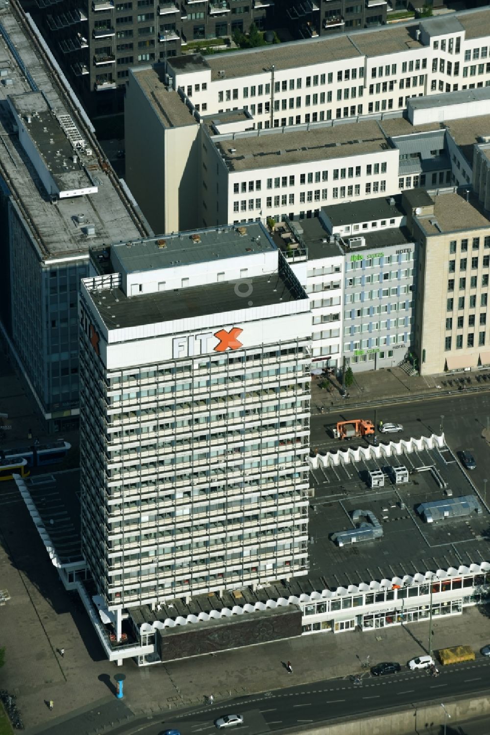 Luftaufnahme Berlin - Bürogebäude des Geschäftshauses Haus des Reisens an der Alexanderstraße im Ortsteil Mitte in Berlin, Deutschland