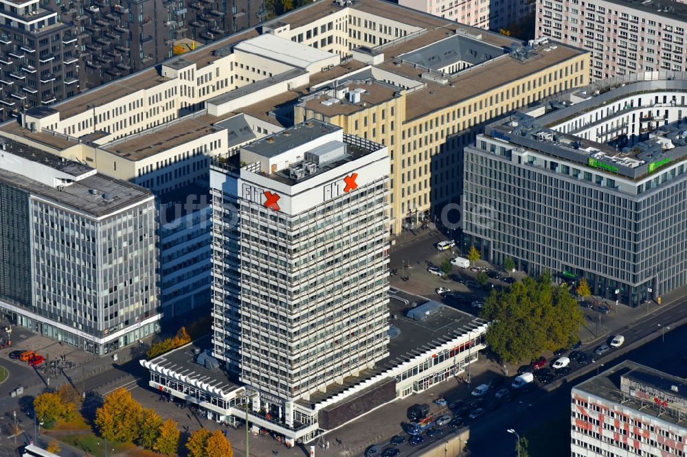 Luftbild Berlin - Bürogebäude des Geschäftshauses Haus des Reisens an der Alexanderstraße im Ortsteil Mitte in Berlin, Deutschland