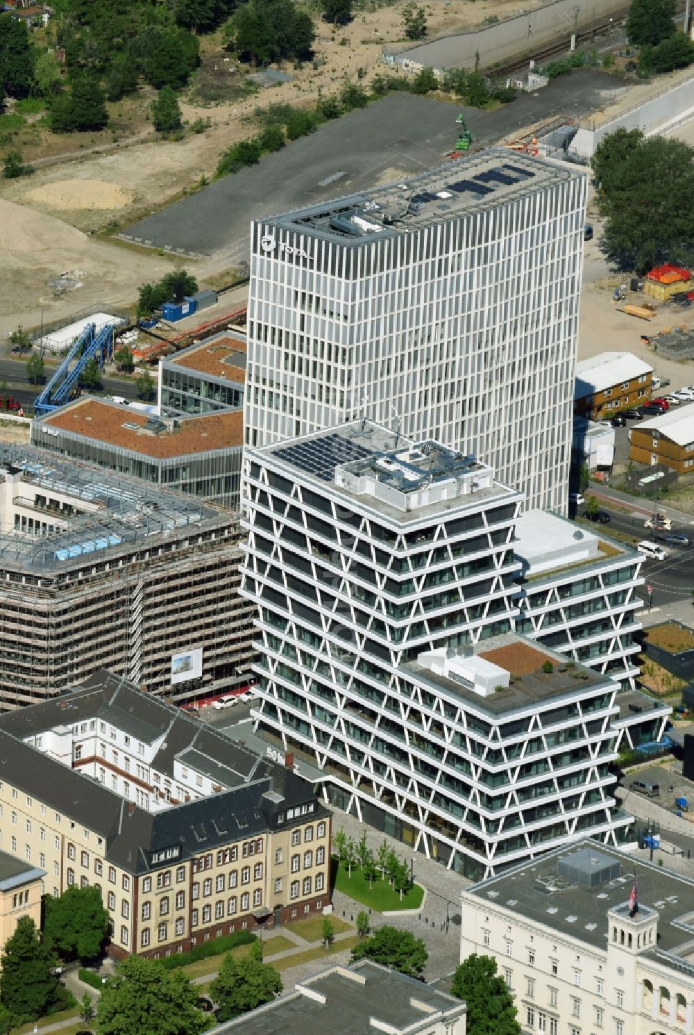 Luftaufnahme Berlin - Bürogebäude des Geschäftshauses der 50Hertz Transmission GmbH an der Heidestraße im Ortsteil Mitte in Berlin, Deutschland