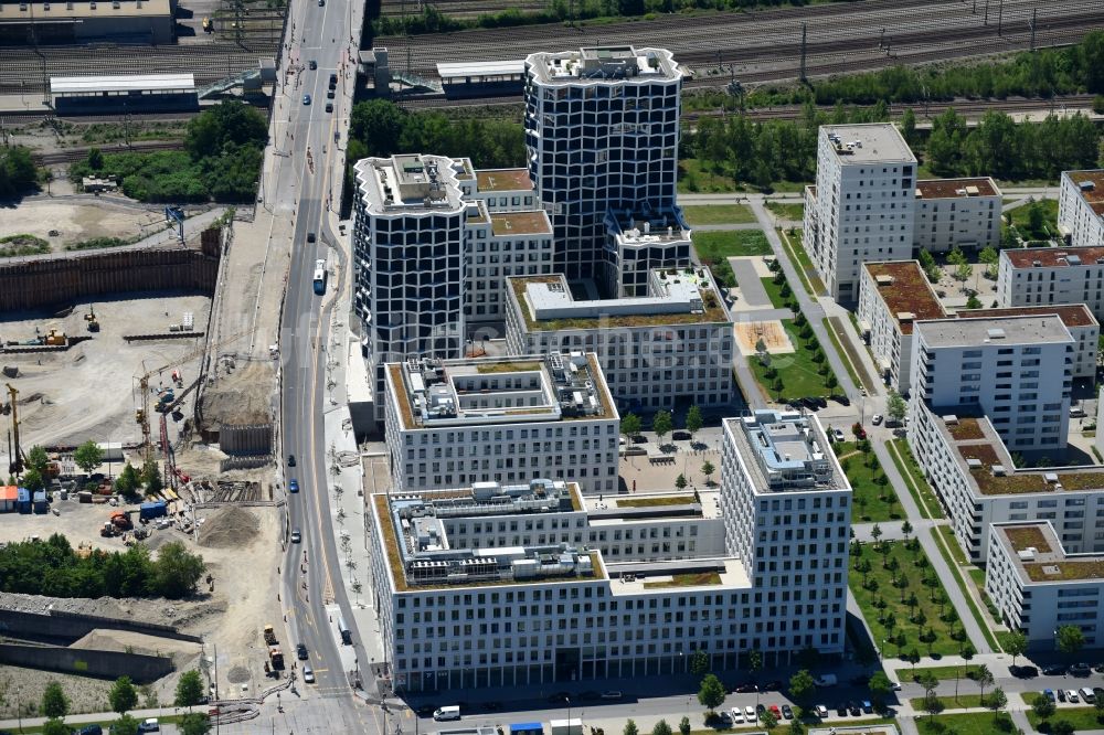 München von oben - Bürogebäude des Geschäftshauses Hirschgarten Forum an der Friedenheimer Brücke im Ortsteil Neuhausen-Nymphenburg in München im Bundesland Bayern, Deutschland