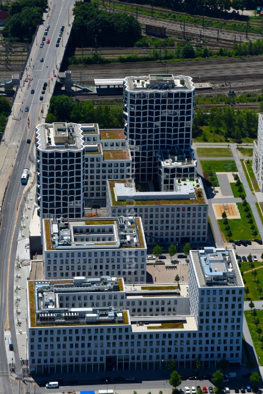 München aus der Vogelperspektive: Bürogebäude des Geschäftshauses Hirschgarten Forum an der Friedenheimer Brücke im Ortsteil Neuhausen-Nymphenburg in München im Bundesland Bayern, Deutschland