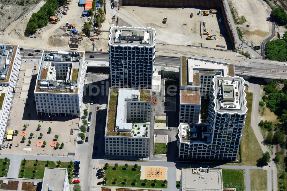 Luftbild München - Bürogebäude des Geschäftshauses Hirschgarten Forum an der Friedenheimer Brücke im Ortsteil Neuhausen-Nymphenburg in München im Bundesland Bayern, Deutschland