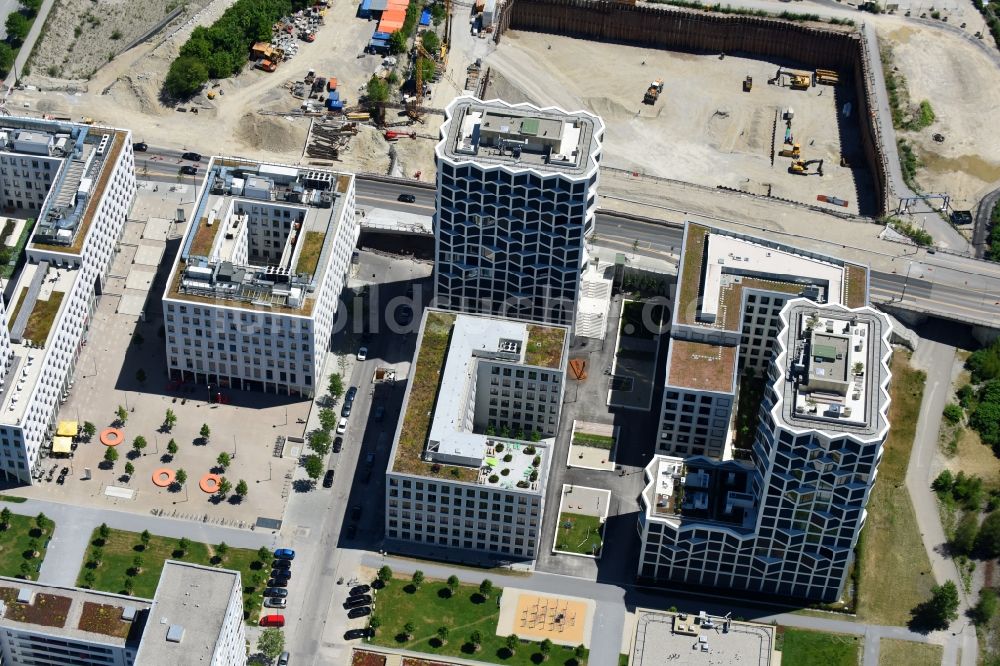 Luftaufnahme München - Bürogebäude des Geschäftshauses Hirschgarten Forum an der Friedenheimer Brücke im Ortsteil Neuhausen-Nymphenburg in München im Bundesland Bayern, Deutschland