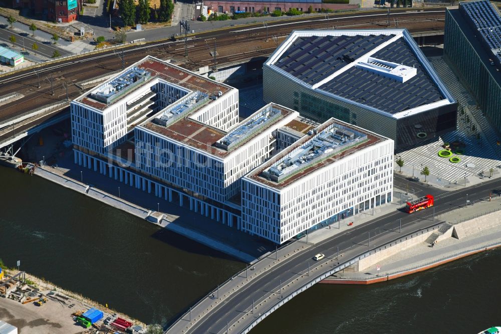 Luftaufnahme Berlin - Bürogebäude des Geschäftshauses HumboldtHafenEins am Alexanderufer im Ortsteil Mitte in Berlin, Deutschland