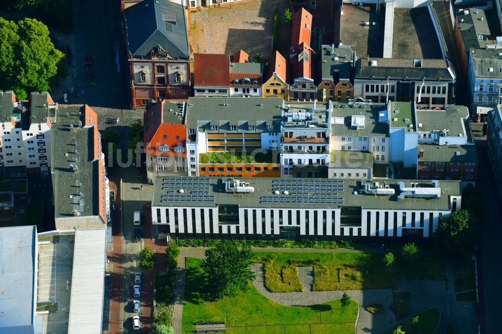 Rostock von oben - Bürogebäude des Geschäftshauses am Jacobi-Kirchplatz im Ortsteil Stadtmitte in Rostock im Bundesland Mecklenburg-Vorpommern, Deutschland