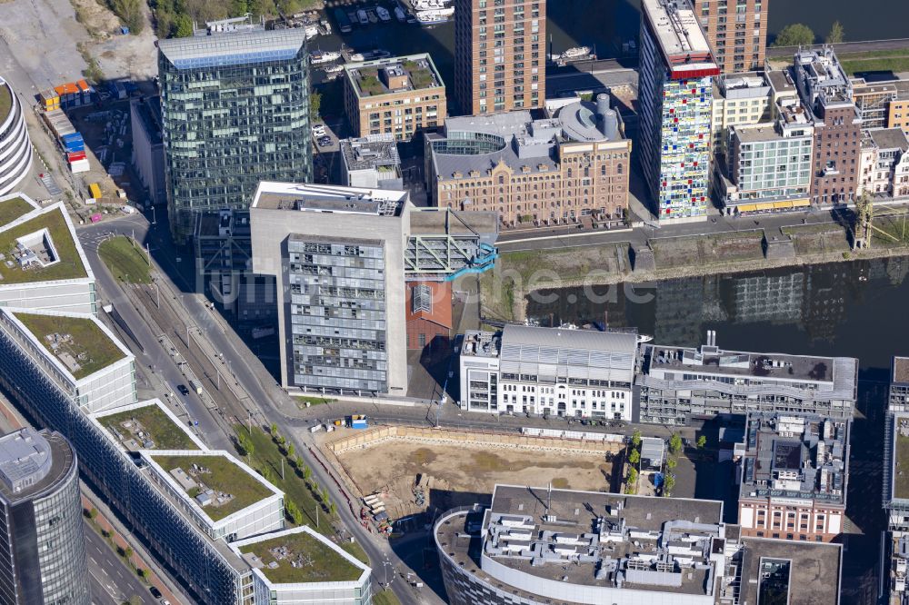 Hafen aus der Vogelperspektive: Bürogebäude des Geschäftshauses am Julo-Levin-Ufer in Düsseldorf im Bundesland Nordrhein-Westfalen, Deutschland