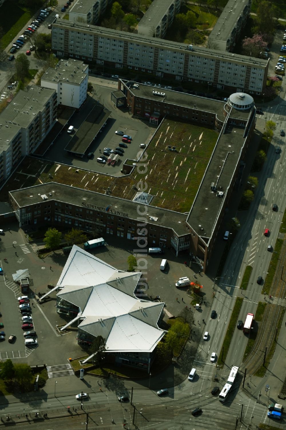 Rostock aus der Vogelperspektive: Bürogebäude des Geschäftshauses Kosmos im Ortsteil Südstadt in Rostock im Bundesland Mecklenburg-Vorpommern, Deutschland