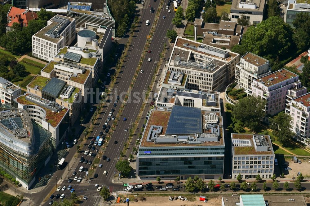 Luftaufnahme Berlin - Bürogebäude des Geschäftshauses der KPMG AG Wirtschaftsprüfungsgesellschaft an der Klingelhöferstraße in Berlin, Deutschland