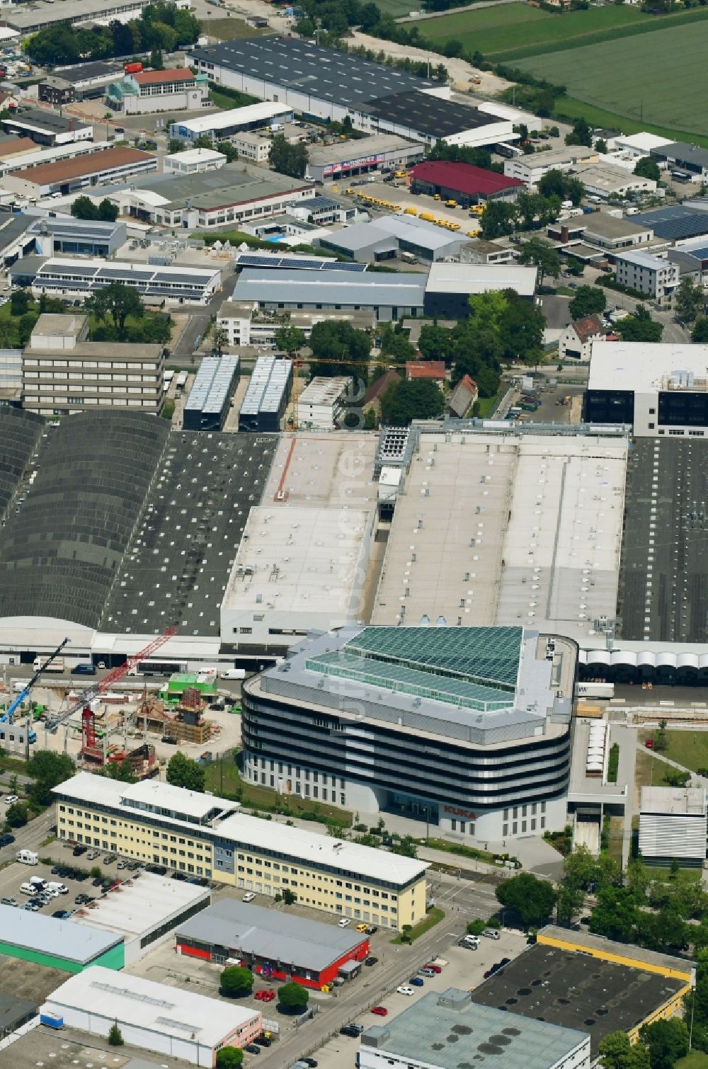 Augsburg von oben - Bürogebäude des Geschäftshauses der KUKA Aktiengesellschaft in Augsburg im Bundesland Bayern, Deutschland