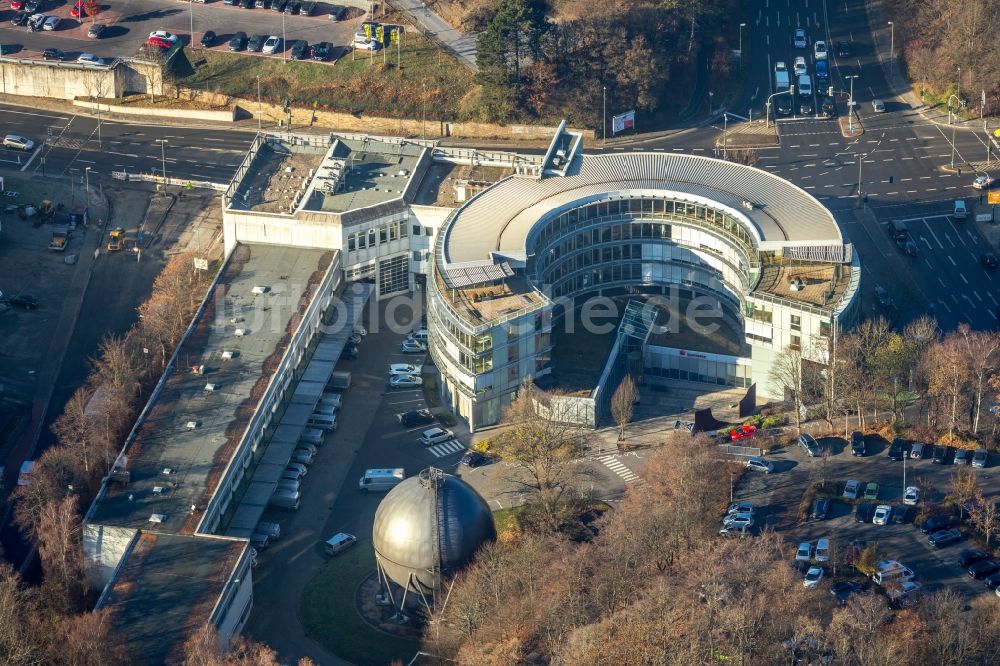 Lüdenscheid von oben - Bürogebäude des Geschäftshauses an der Lennestraße in Lüdenscheid im Bundesland Nordrhein-Westfalen, Deutschland