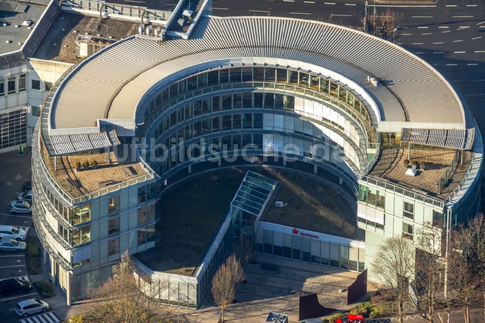 Lüdenscheid aus der Vogelperspektive: Bürogebäude des Geschäftshauses an der Lennestraße in Lüdenscheid im Bundesland Nordrhein-Westfalen, Deutschland