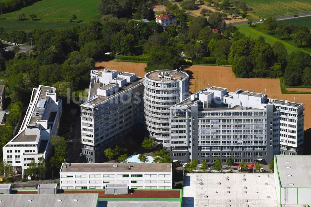 Eschborn von oben - Bürogebäude des Geschäftshauses an der Ludwig-Erhard-Straße in Eschborn im Bundesland Hessen, Deutschland