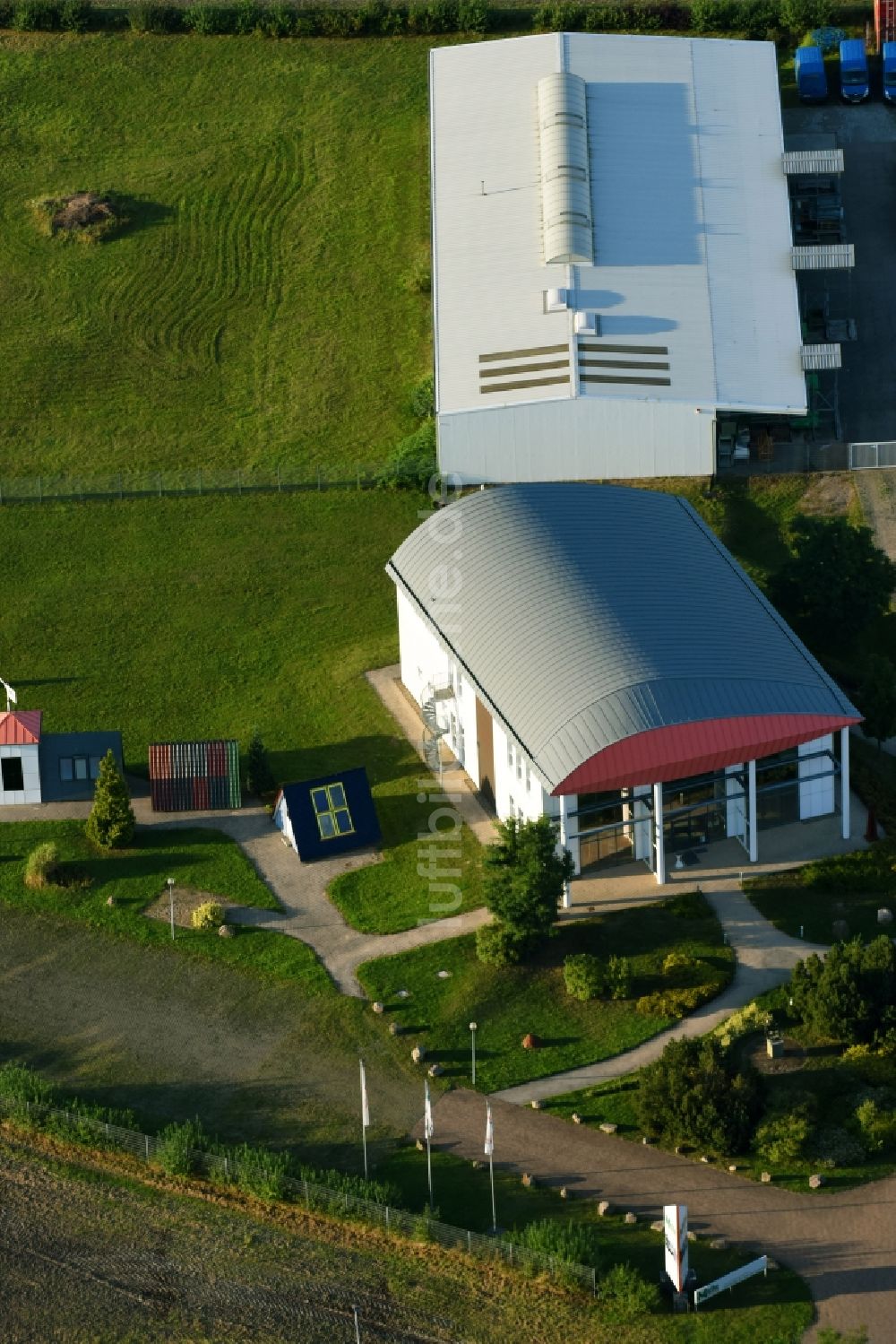 Luftbild Biederitz - Bürogebäude des Geschäftshauses der Melle Dachbaustoffe GmbH an der Woltersdorfer Straße in Biederitz im Bundesland Sachsen-Anhalt, Deutschland