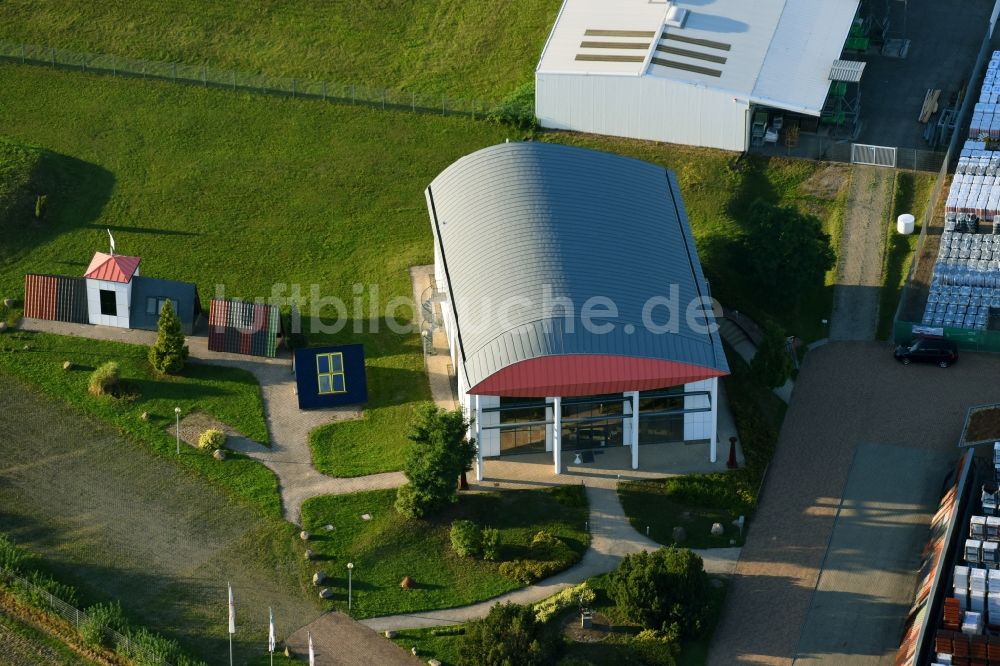 Luftaufnahme Biederitz - Bürogebäude des Geschäftshauses der Melle Dachbaustoffe GmbH an der Woltersdorfer Straße in Biederitz im Bundesland Sachsen-Anhalt, Deutschland