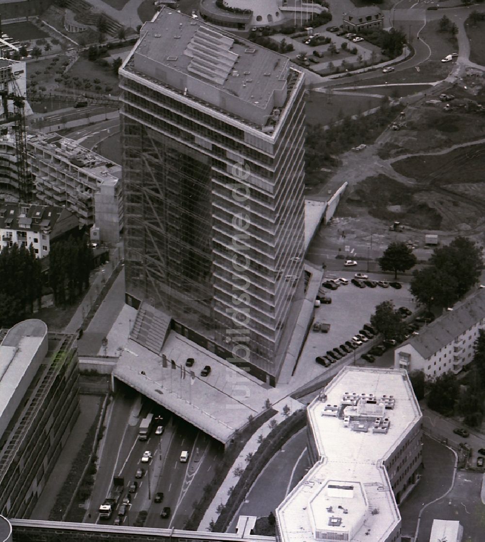 Düsseldorf von oben - Bürogebäude des Geschäftshauses Ministerium für Verkehr am Stadttor in Düsseldorf im Bundesland Nordrhein-Westfalen, Deutschland