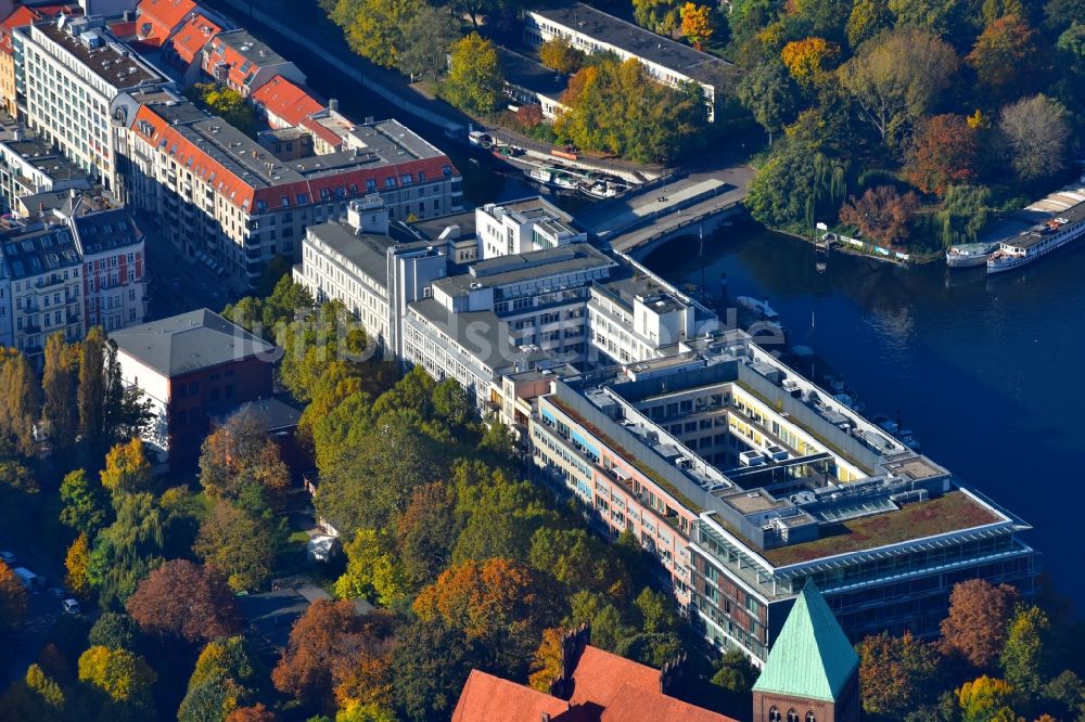 Luftaufnahme Berlin - Bürogebäude des Geschäftshauses am Märkischen Ufer in Berlin, Deutschland