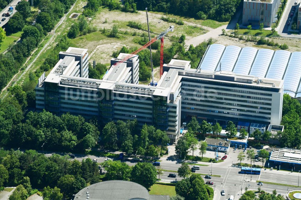 München von oben - Bürogebäude des Geschäftshauses OLYMPIA BUSINESS CENTER in München im Bundesland Bayern, Deutschland