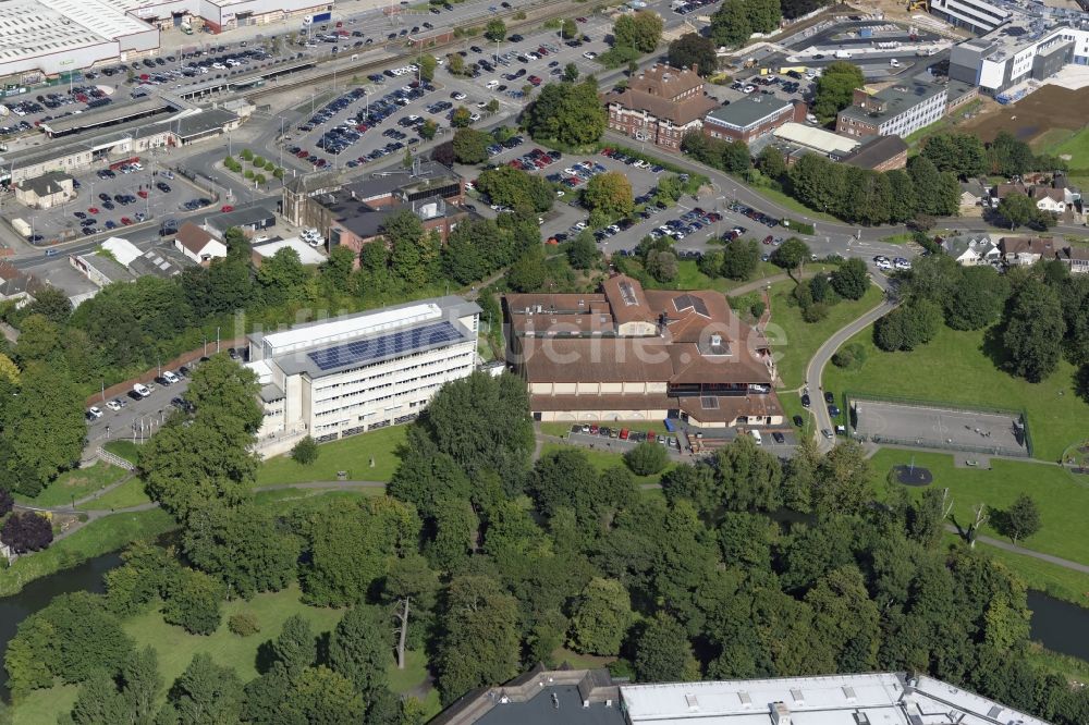 Luftaufnahme Chippenham - Bürogebäude des Geschäftshauses The Olympiad Leisure Centre on Sadlers Mead in Chippenham in England, Vereinigtes Königreich