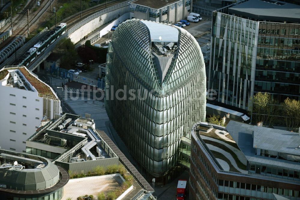 Paris Issy-les-Moulineaux von oben - Bürogebäude des Geschäftshauses in Paris Issy-les-Moulineaux in Ile-de-France, Frankreich