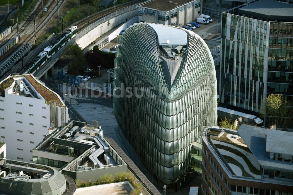 Paris Issy-les-Moulineaux aus der Vogelperspektive: Bürogebäude des Geschäftshauses in Paris Issy-les-Moulineaux in Ile-de-France, Frankreich