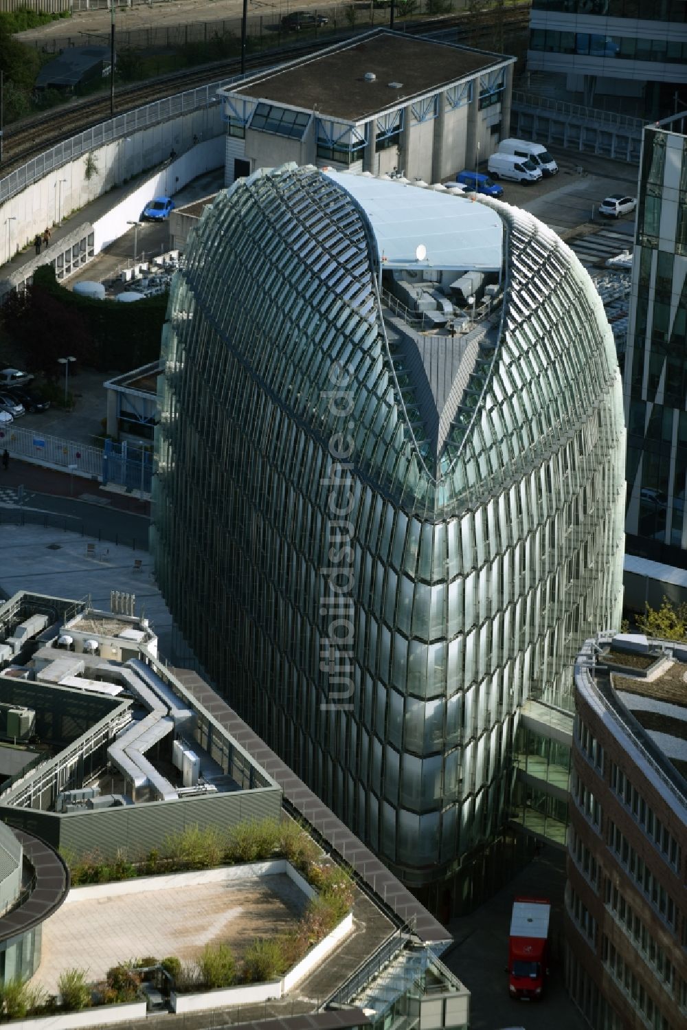 Paris Issy-les-Moulineaux aus der Vogelperspektive: Bürogebäude des Geschäftshauses in Paris Issy-les-Moulineaux in Ile-de-France, Frankreich