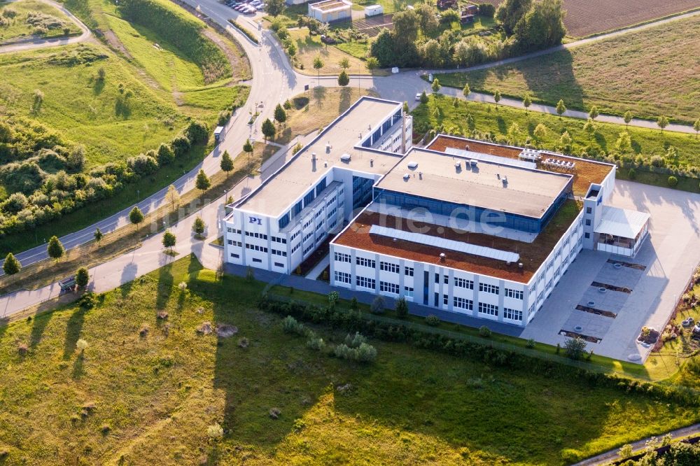 Luftaufnahme Karlsruhe - Bürogebäude des Geschäftshauses der Physik Instrumente (PI) GmbH & Co. KG an der A8 im Ortsteil Palmbach in Karlsruhe im Bundesland Baden-Württemberg, Deutschland