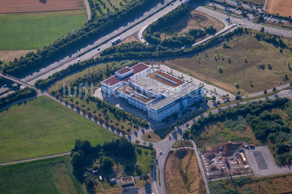 Karlsruhe aus der Vogelperspektive: Bürogebäude des Geschäftshauses der Physik Instrumente (PI) GmbH & Co. KG an der A8 im Ortsteil Palmbach in Karlsruhe im Bundesland Baden-Württemberg, Deutschland