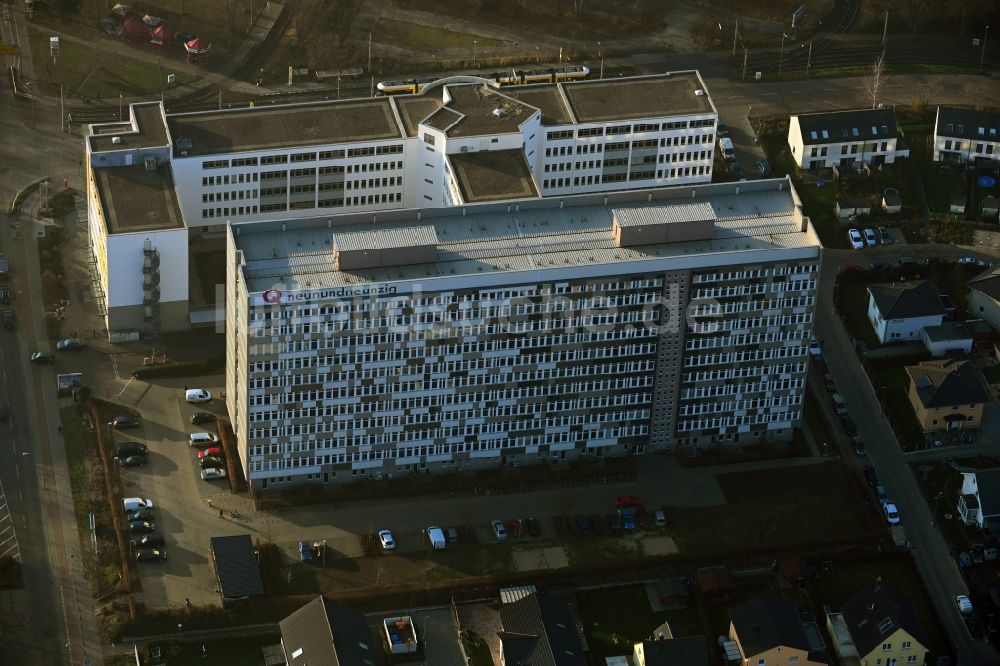 Luftaufnahme Berlin - Bürogebäude des Geschäftshauses Qneunundzwanzig im Ortsteil Hohenschönhausen in Berlin, Deutschland