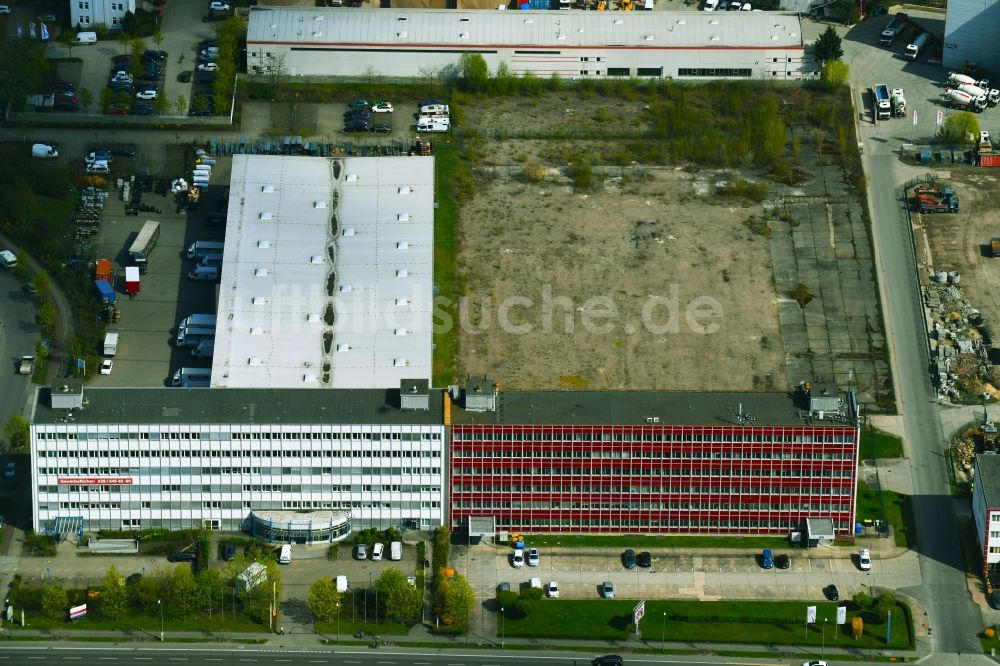 Berlin aus der Vogelperspektive: Bürogebäude des Geschäftshauses Rhinstraße im Ortsteil Marzahn in Berlin, Deutschland