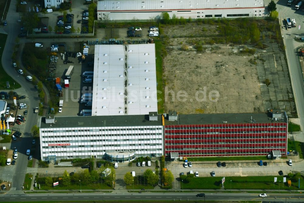 Luftbild Berlin - Bürogebäude des Geschäftshauses Rhinstraße im Ortsteil Marzahn in Berlin, Deutschland