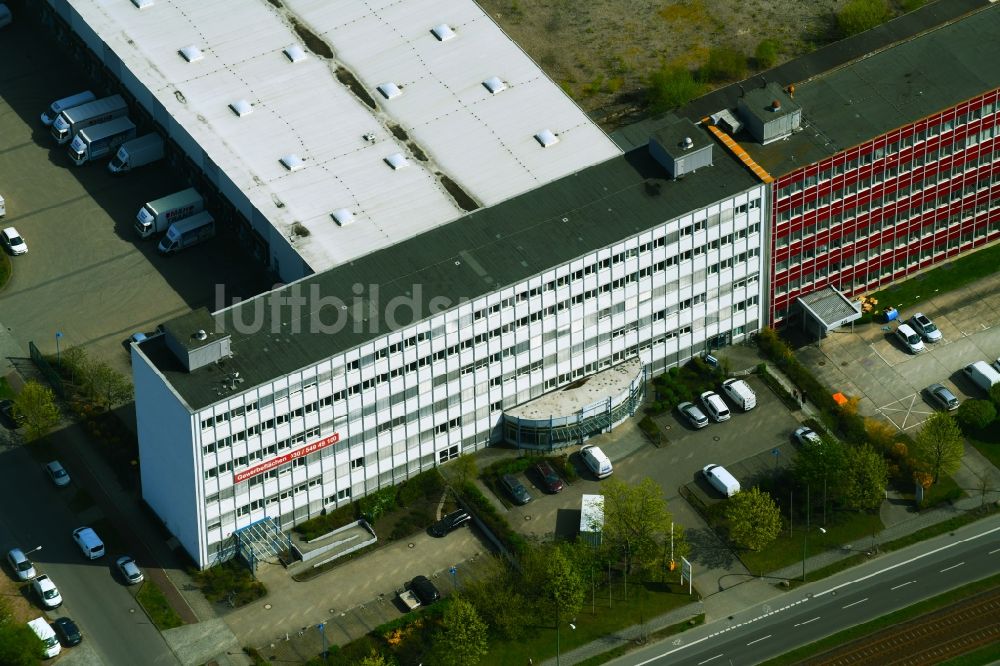 Luftaufnahme Berlin - Bürogebäude des Geschäftshauses Rhinstraße im Ortsteil Marzahn in Berlin, Deutschland