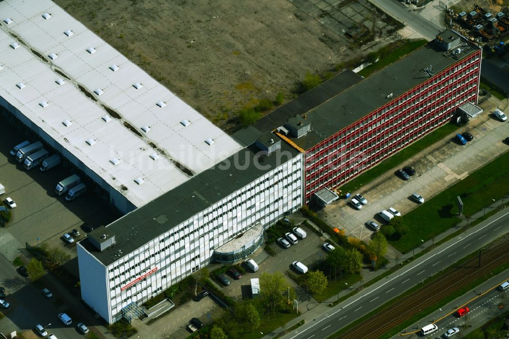 Berlin von oben - Bürogebäude des Geschäftshauses Rhinstraße im Ortsteil Marzahn in Berlin, Deutschland