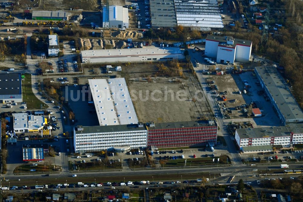 Luftbild Berlin - Bürogebäude des Geschäftshauses Rhinstraße im Ortsteil Marzahn in Berlin, Deutschland