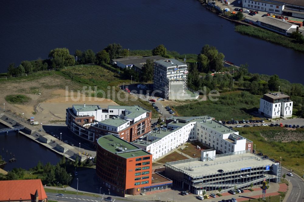 Rostock von oben - Bürogebäude eines Geschäftshauses in Rostock im Bundesland Mecklenburg-Vorpommern