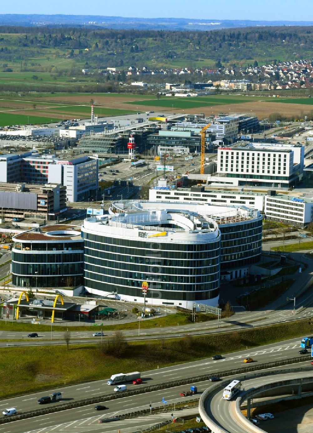 Luftbild Stuttgart - Bürogebäude des Geschäftshauses Sky Loop in Stuttgart im Bundesland Baden-Württemberg, Deutschland