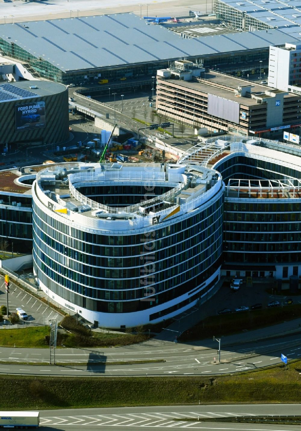 Luftbild Stuttgart - Bürogebäude des Geschäftshauses Sky Loop in Stuttgart im Bundesland Baden-Württemberg, Deutschland