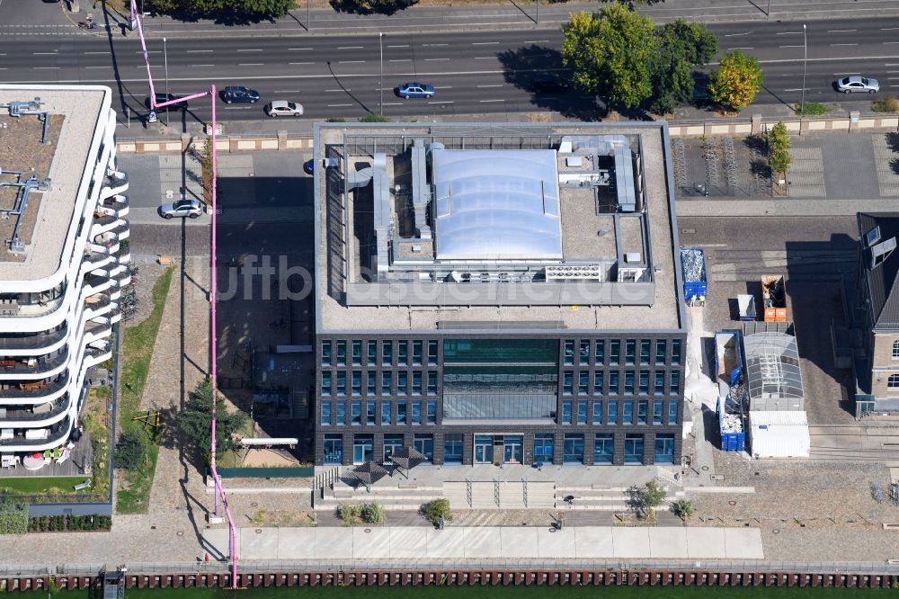 Berlin aus der Vogelperspektive: Bürogebäude des Geschäftshauses an der Stralauer Allee im Ortsteil Friedrichshain in Berlin, Deutschland