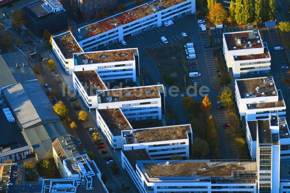 Berlin von oben - Bürogebäude des Geschäftshauses Technologie- und Gründerzentrum Spreeknie im Ortsteil Schöneweide in Berlin, Deutschland