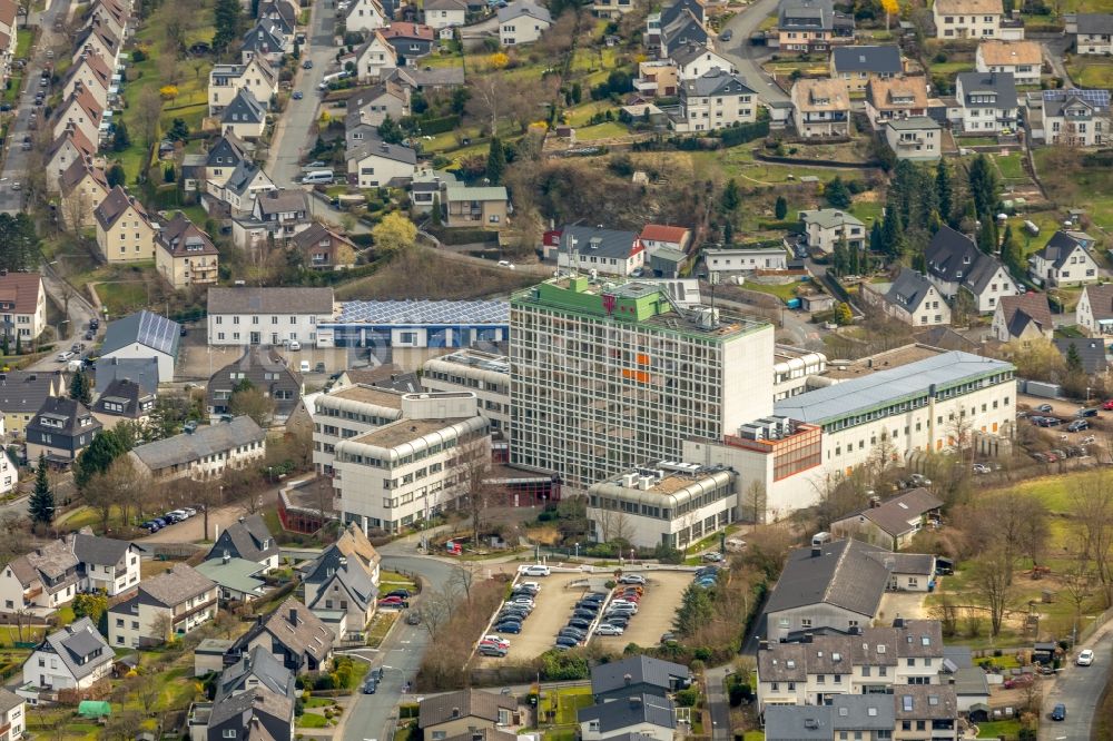 Meschede aus der Vogelperspektive: Bürogebäude des Geschäftshauses der Telekom Deutschland GmbH an der Feldstraße in Meschede im Bundesland Nordrhein-Westfalen, Deutschland