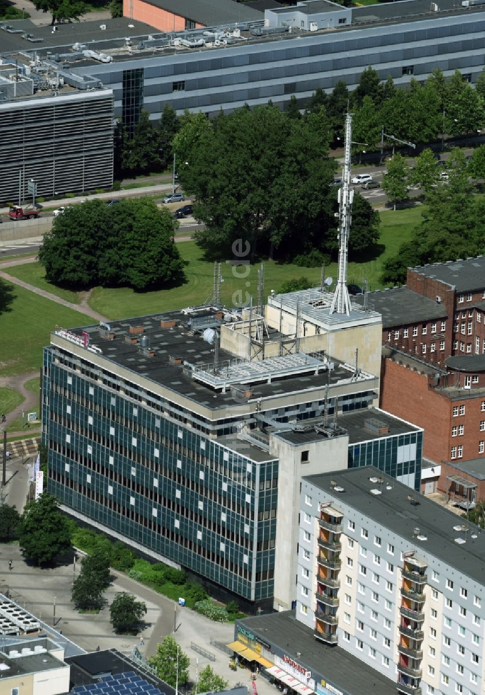 Magdeburg von oben - Bürogebäude des Geschäftshauses der Telekom Deutschland GmbH in Magdeburg im Bundesland Sachsen-Anhalt