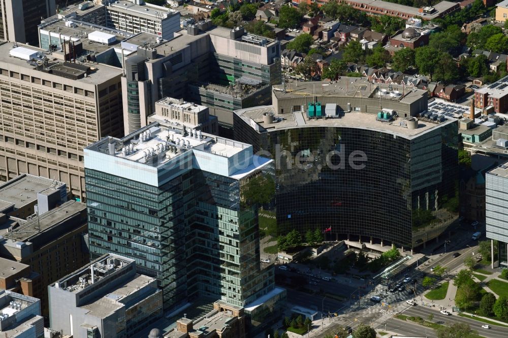 Toronto von oben - Bürogebäude des Geschäftshauses an der University Ave in Toronto in Ontario, Kanada