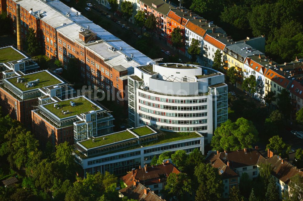 Luftaufnahme Berlin - Bürogebäude des Geschäftshauses der Vivantes - Netzwerk für Gesundheit GmbH an der Aroser Allee in Berlin, Deutschland