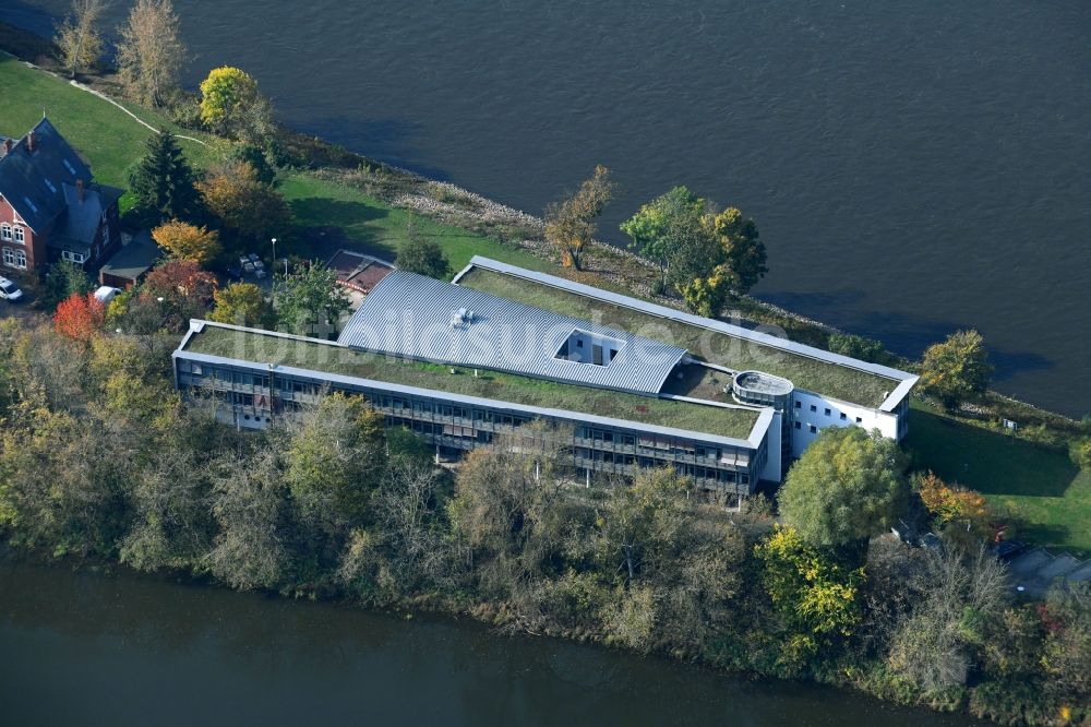 Magdeburg von oben - Bürogebäude des Geschäftshauses des Wasserstraßen-Neubauamt Magdeburg an der Straße Kleiner Werder in Magdeburg im Bundesland Sachsen-Anhalt, Deutschland