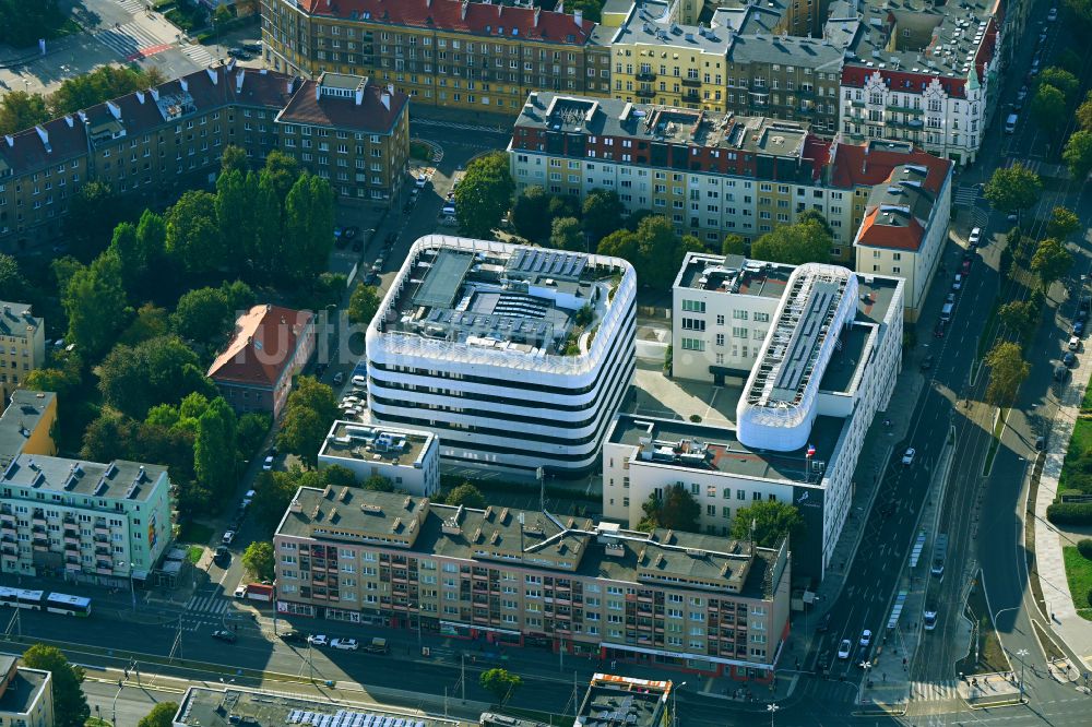 Luftaufnahme Szczecin - Stettin - Bürogebäude des Geschäftshauses mit weißer Fassade in Szczecin - Stettin in Woiwodschaft Westpommern, Polen