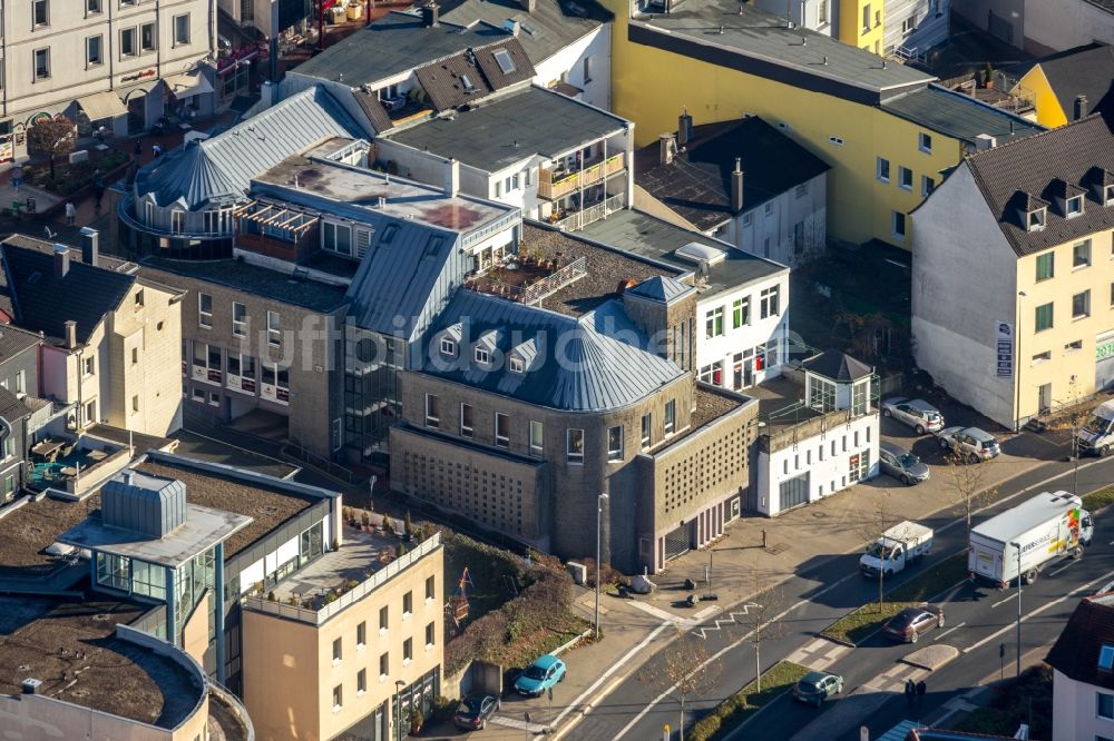 Lüdenscheid von oben - Bürogebäude des Geschäftshauses an der Weststraße in Lüdenscheid im Bundesland Nordrhein-Westfalen, Deutschland