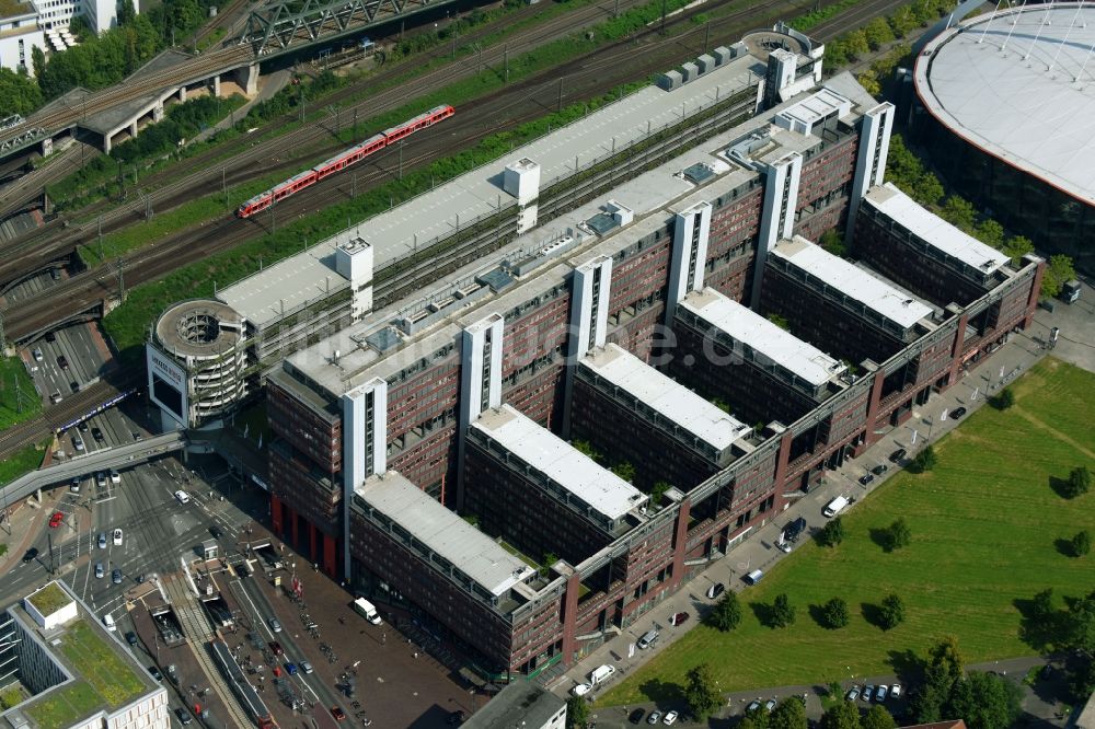 Luftaufnahme Köln - Bürogebäude des Geschäftshauses am Willy-Brandt-Platz im Ortsteil Innenstadt in Köln im Bundesland Nordrhein-Westfalen - NRW, Deutschland