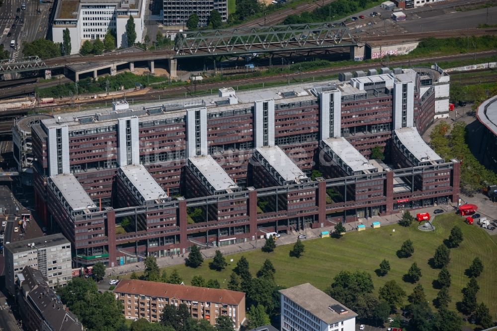 Köln aus der Vogelperspektive: Bürogebäude des Geschäftshauses am Willy-Brandt-Platz im Ortsteil Innenstadt in Köln im Bundesland Nordrhein-Westfalen - NRW, Deutschland