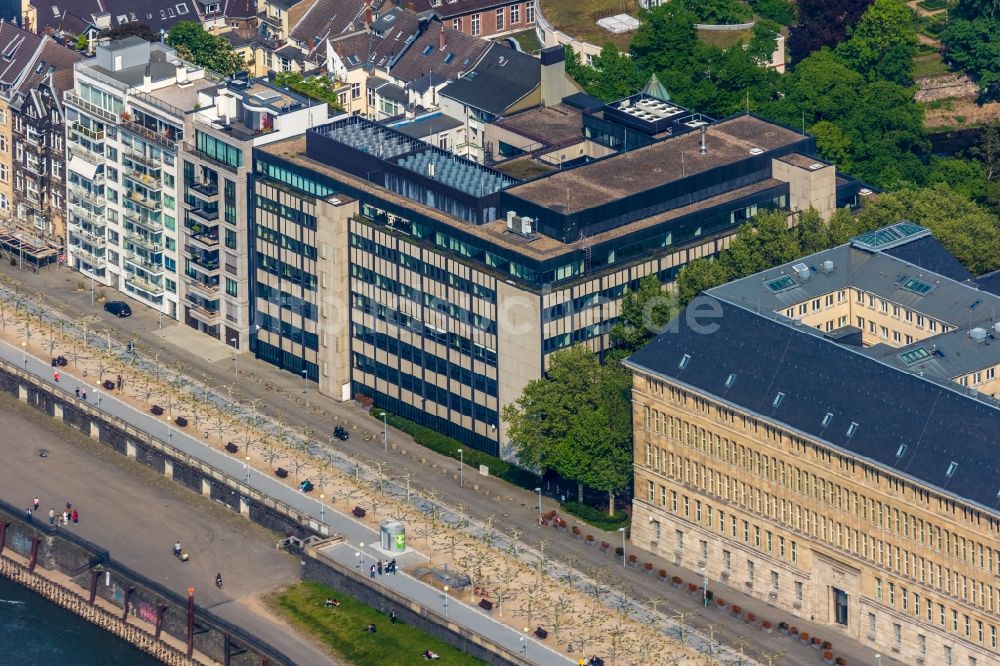 Düsseldorf von oben - Bürogebäude - Geschäftshauszeile am Mannesmannufer im Ortsteil Carlstadt in Düsseldorf im Bundesland Nordrhein-Westfalen, Deutschland