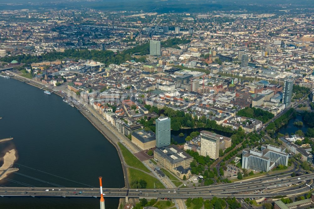 Düsseldorf aus der Vogelperspektive: Bürogebäude - Geschäftshauszeile am Mannesmannufer im Ortsteil Carlstadt in Düsseldorf im Bundesland Nordrhein-Westfalen, Deutschland